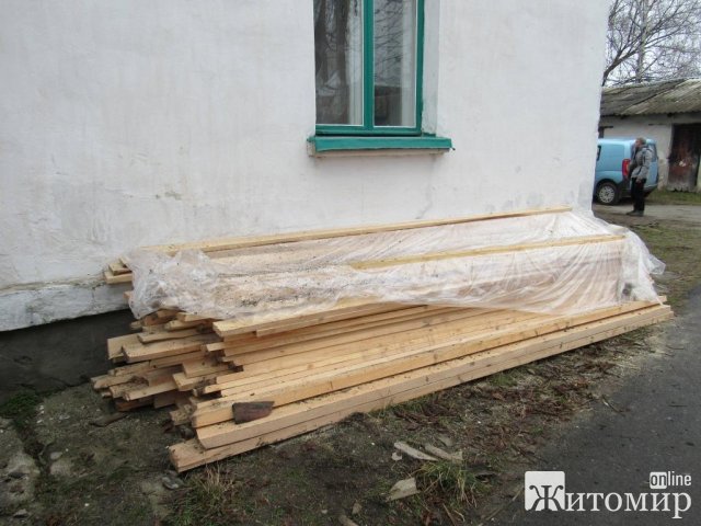 У місті Житомирської області продовжують відновлювати будівлі після авіаударів. ФОТО У місті Житомирської області продовжують відновлювати будівлі після авіаударів. ФОТО