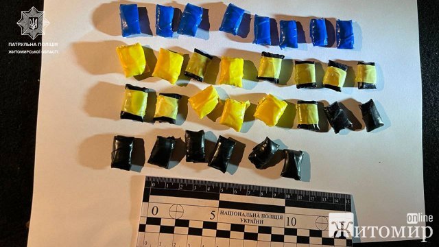 На Покровській в Житомирі патрульні зупинили Renault: у пасажирів виявили наркотики. ФОТО На Покровській в Житомирі патрульні зупинили Renault: у пасажирів виявили наркотики. ФОТО