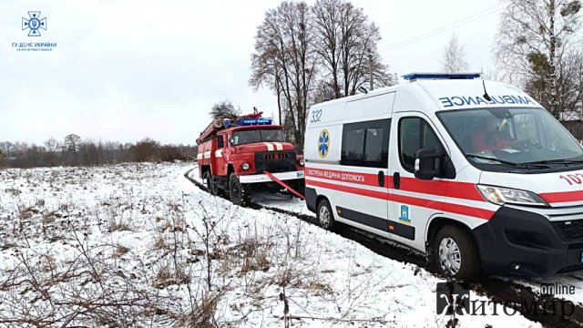 За добу рятувальники Житомирщини витягнули «швидку» з пацієнтом на дорогу та дістали автівку з кювету. ФОТО За добу рятувальники Житомирщини витягнули «швидку» з пацієнтом на дорогу та дістали автівку з кювету. ФОТО