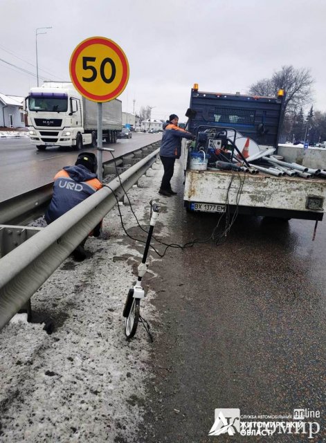На Житомирщині шляховики встановлюють дорожні знаки про обмеження швидкості. ФОТО На Житомирщині шляховики встановлюють дорожні знаки про обмеження швидкості. ФОТО