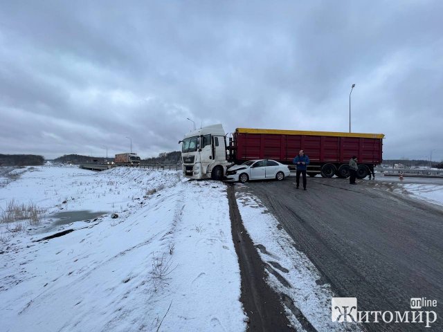 Поблизу Житомира в напрямку столиці перекрита смуга руху через ДТП. ФОТО Поблизу Житомира в напрямку столиці перекрита смуга руху через ДТП. ФОТО