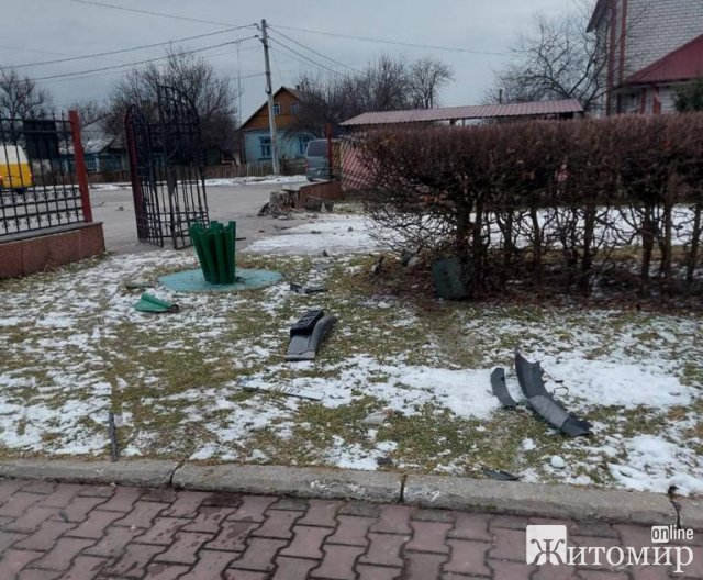 У Звягелі зіштовхнулись KІА та ВАЗ, який потім заїхав у паркан на кладовищі: обидва водії були п У Звягелі зіштовхнулись KІА та ВАЗ, який потім заїхав у паркан на кладовищі: обидва водії були п