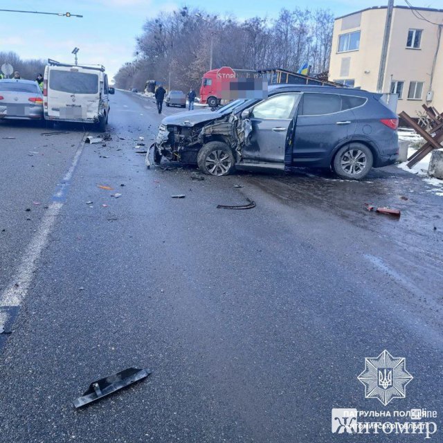 Через ДТП, яке сталося на трасі Київ-Чоп у Житомирській області - рух транспорту ускладнений Через ДТП, яке сталося на трасі Київ-Чоп у Житомирській області - рух транспорту ускладнений