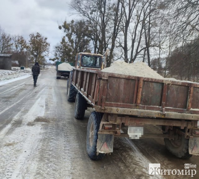 На Житомирщині поліцейські зупинили для перевірки ГАЗ та трактор: у транспортах виявили пісок без належних документів. ФОТО На Житомирщині поліцейські зупинили для перевірки ГАЗ та трактор: у транспортах виявили пісок без належних документів. ФОТО