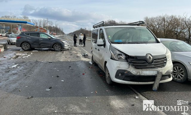 На автодорозі в Житомирській області зіштовхнулись чотири автівки: постраждали двоє дітей та дорослих. ФОТО