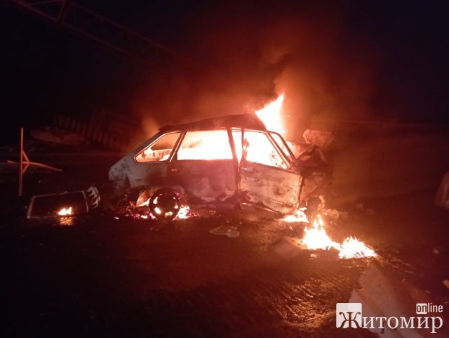 У Житомирській області ВАЗ врізався в бетонну секцію: автомобіль спалахнув та згорів. ФОТО У Житомирській області ВАЗ врізався в бетонну секцію: автомобіль спалахнув та згорів. ФОТО