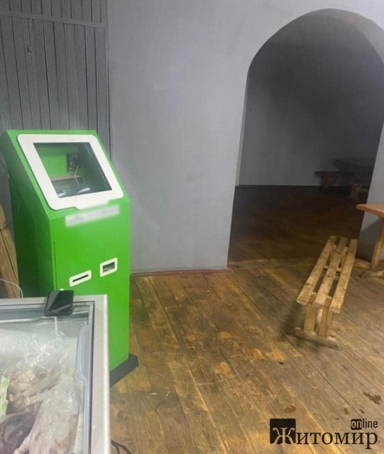 У селі на Житомирщині чоловік оскаженів через комісію банку й розбив лавкою платіжний термінал У селі на Житомирщині чоловік оскаженів через комісію банку й розбив лавкою платіжний термінал