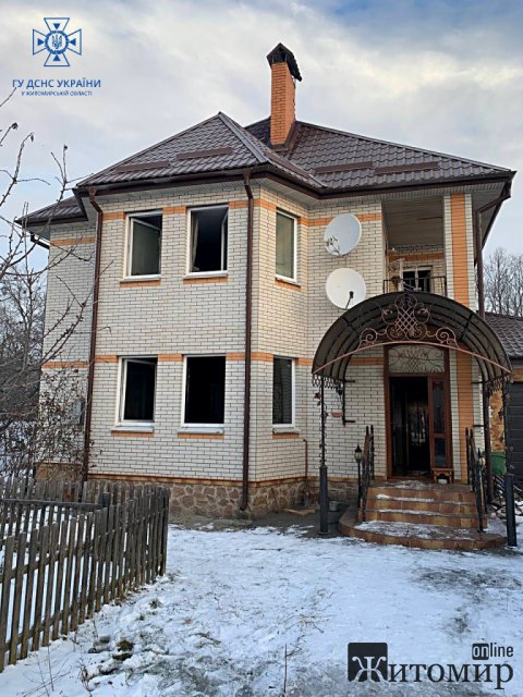 У Житомирі горів двоповерховий будинок: рятувальники виявили тіло 59-річного власника. ФОТО У Житомирі горів двоповерховий будинок: рятувальники виявили тіло 59-річного власника. ФОТО