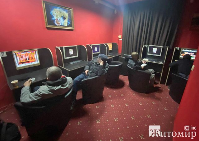 На Київській у Житомирі поліцейські знову застали відвідувачів у підпільному гральному закладі. ФОТО На Київській у Житомирі поліцейські знову застали відвідувачів у підпільному гральному закладі. ФОТО