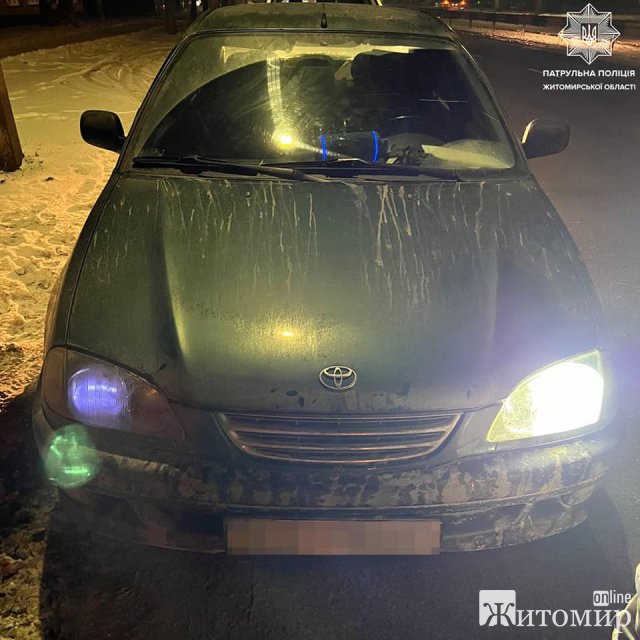 На вулиці Миру в Житомирі патрульні зупинили Toyota: у документі та VIN-коді виявили розбіжність. ФОТО На вулиці Миру в Житомирі патрульні зупинили Toyota: у документі та VIN-коді виявили розбіжність. ФОТО