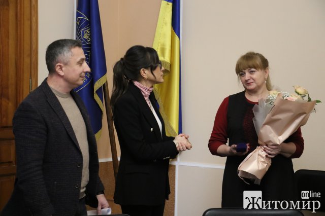 Завідувачку кафедри української мови ЖДУ ім. І. Франка Галину Гримашевич нагородили годинником міського голови. ФОТО Завідувачку кафедри української мови ЖДУ ім. І. Франка Галину Гримашевич нагородили годинником міського голови. ФОТО