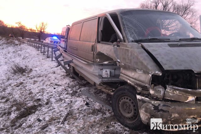 На автодорозі в Ружинській громаді мікроавтобус врізався у відбійник: травмований пасажир, а у водія зафіксовано алкогольне сп На автодорозі в Ружинській громаді мікроавтобус врізався у відбійник: травмований пасажир, а у водія зафіксовано алкогольне сп