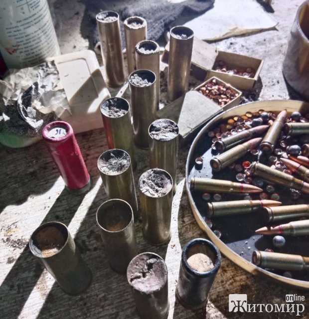 З обійстя жителя Житомирського району поліцейські вилучили вибухівку, а на Овруччині - знайшли порох та набої. ФОТО З обійстя жителя Житомирського району поліцейські вилучили вибухівку, а на Овруччині - знайшли порох та набої. ФОТО