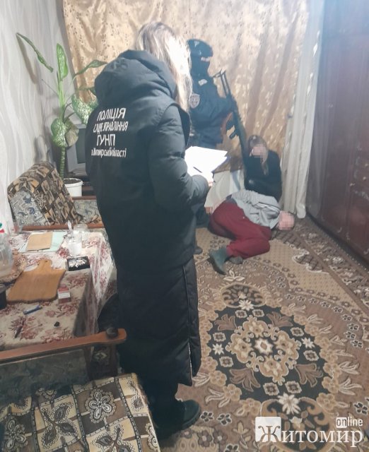 У Житомирі затримали чоловіка з 23-річною співмешканкою, які виготовляли та збували психотроп. ФОТО У Житомирі затримали чоловіка з 23-річною співмешканкою, які виготовляли та збували психотроп. ФОТО