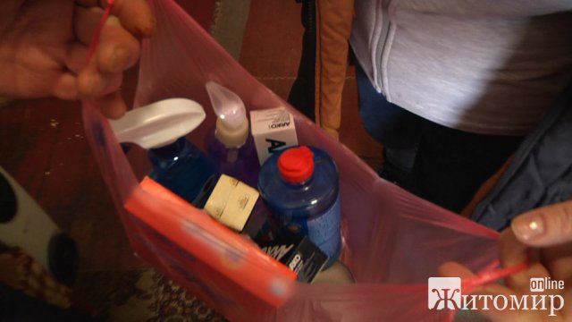 У Житомирі волонтери утеплюють домівки літніх самотніх містян. ВІДЕО У Житомирі волонтери утеплюють домівки літніх самотніх містян. ВІДЕО