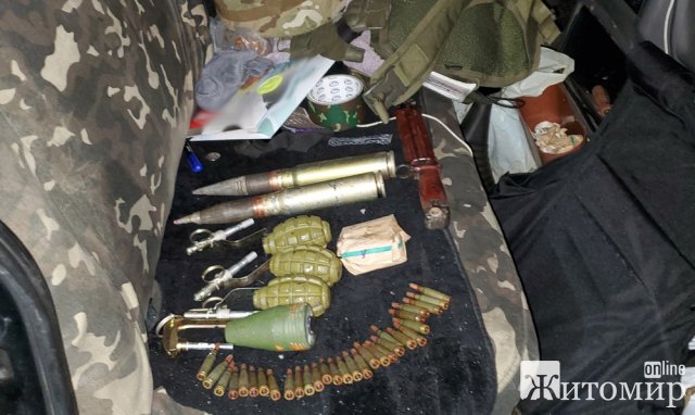 На блок пості в Житомирській області поліцейські зупинили мікроавтобус: в салоні знаходились гранати, підривачі та патрони. ФОТО На блок пості в Житомирській області поліцейські зупинили мікроавтобус: в салоні знаходились гранати, підривачі та патрони. ФОТО