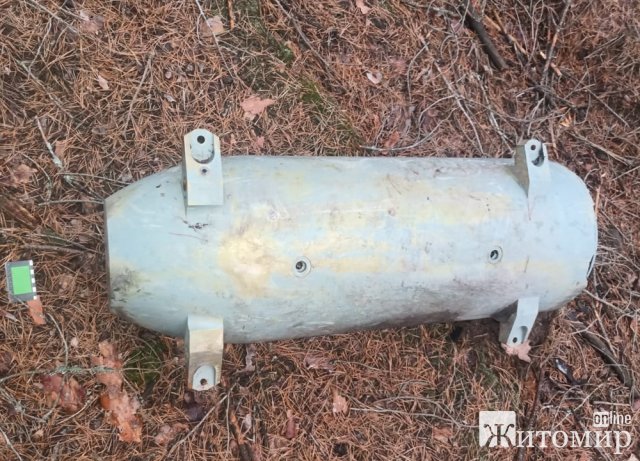 На території Баранівської громади знищили 400-кілограмову бойову частину ворожої ракети: вирва у ґрунті була 7 м завглибшки. ВІДЕО На території Баранівської громади знищили 400-кілограмову бойову частину ворожої ракети: вирва у ґрунті була 7 м завглибшки. ВІДЕО