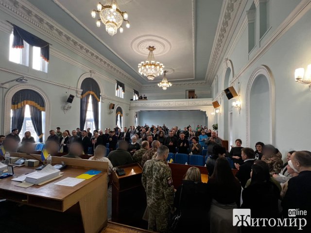 На сесії міськради в Житомирі військовим вручили сертифікати на придбання житла На сесії міськради в Житомирі військовим вручили сертифікати на придбання житла