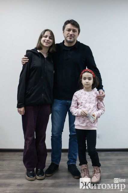 Маленька житомирянка обрізала та продала волосся: гроші передала Сергію Притулі для ЗСУ. ФОТО Маленька житомирянка обрізала та продала волосся: гроші передала Сергію Притулі для ЗСУ. ФОТО