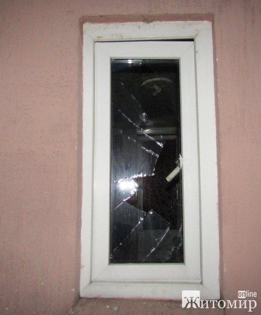 У Радомишлі затримали "гастролера" з Хмельниччини, який обіграв будинок місцевої жительки. ФОТО У Радомишлі затримали "гастролера" з Хмельниччини, який обіграв будинок місцевої жительки. ФОТО