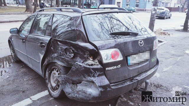 У Житомирі на Князів Острозьких зіштовхнулись Renault та Mazda: постраждали водії. ФОТО