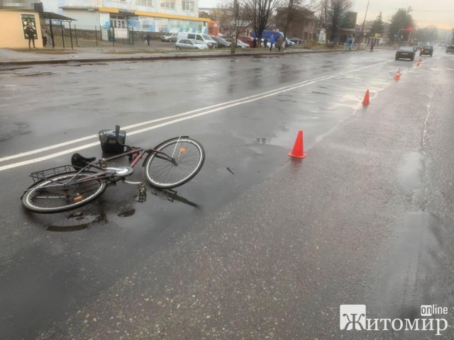 У Звягелі слідчі встановлюють свідків та очевидців ДТП із травмуванням велосипедиста. ФОТО У Звягелі слідчі встановлюють свідків та очевидців ДТП із травмуванням велосипедиста. ФОТО