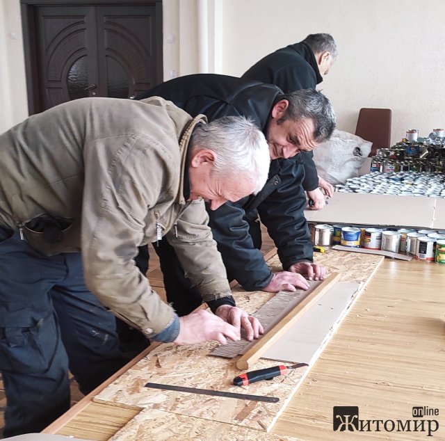 Житомирський водоканал передав військовим 500 окопних свічок. ФОТО Житомирський водоканал передав військовим 500 окопних свічок. ФОТО