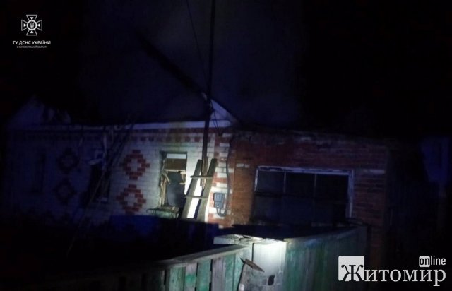 У Радомишлі під час ліквідації пожежі рятувальники виявили тіло чоловіка. ФОТО У Радомишлі під час ліквідації пожежі рятувальники виявили тіло чоловіка. ФОТО