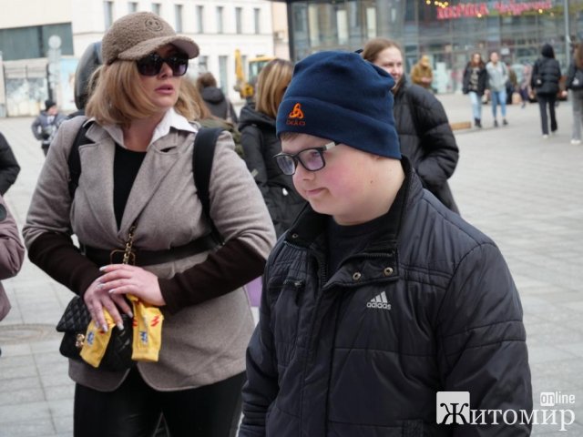На Михайлівській в Житомирі відбулась «Акція на підтримку дітей з синдромом Дауна». ФОТО На Михайлівській в Житомирі відбулась «Акція на підтримку дітей з синдромом Дауна». ФОТО
