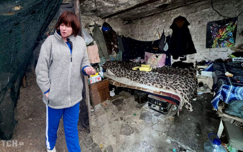 У Києві на Печерську жінка мешкала з немовлям у землянці У Києві на Печерську жінка мешкала з немовлям у землянці