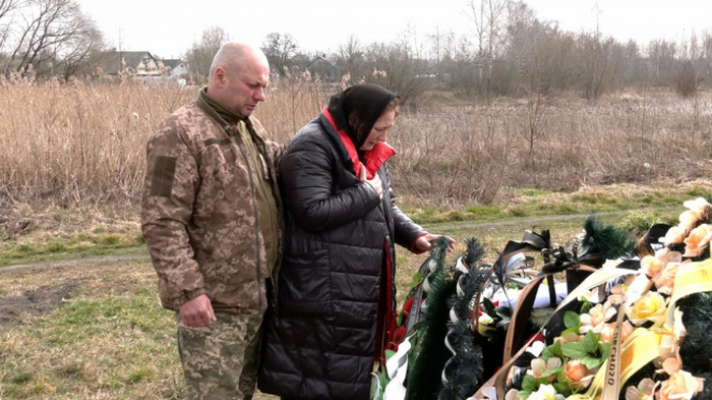 «За кілька хвилин до самогубства син написав мамі смс: «Вибач за це…», — батько 18-річного курсанта, який застрелився на посту «За кілька хвилин до самогубства син написав мамі смс: «Вибач за це…», — батько 18-річного курсанта, який застрелився на посту