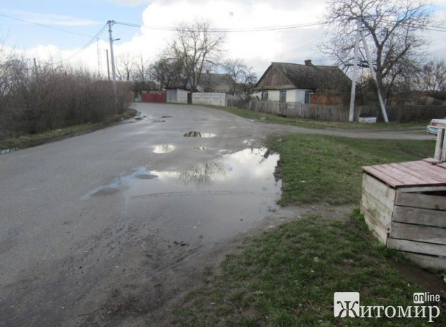 На Звягельщині поконфліктували чоловіки: одного з травмою голови госпіталізували. ФОТО