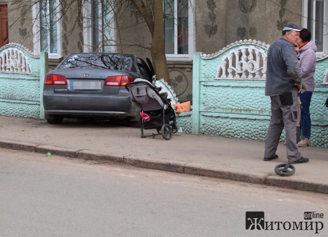 У місті на Житомирщині КІА збила жінку з дитячим візочком. ФОТО У місті на Житомирщині КІА збила жінку з дитячим візочком. ФОТО