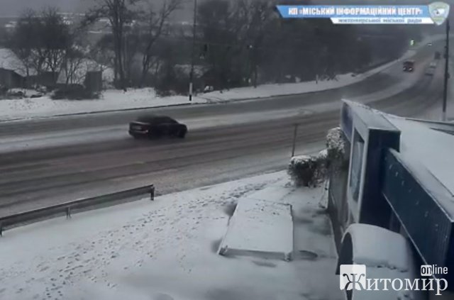 Поблизу Бердичівського мосту в Житомирі авто зіштовхнулось з автобусом Поблизу Бердичівського мосту в Житомирі авто зіштовхнулось з автобусом