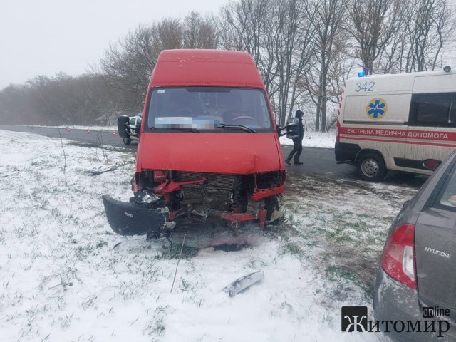 На Житомирщині зіштовхнулись Hyundai та Renault: травмувалися троє людей, серед них – 9-річна дитина На Житомирщині зіштовхнулись Hyundai та Renault: травмувалися троє людей, серед них – 9-річна дитина