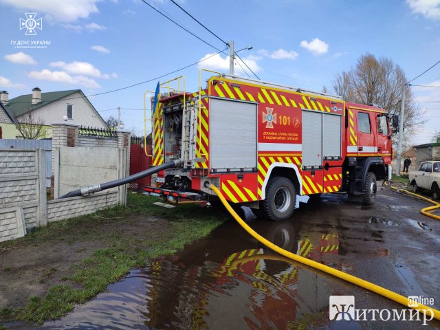 У Житомирі рятувальники 7 годин відкачували воду з території приватного домоволодіння. ФОТО