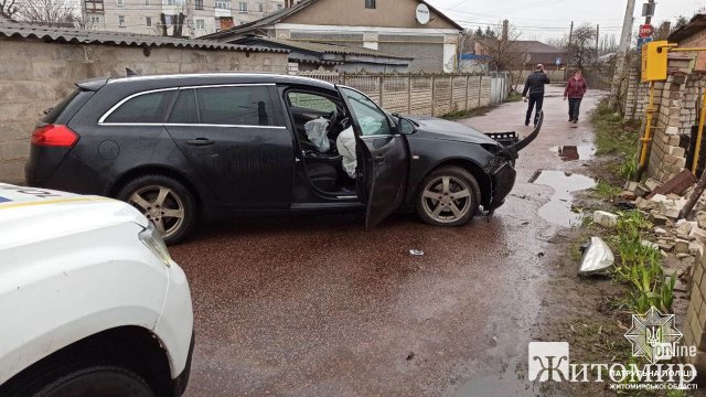 У Житомирі водій розтрощив паркан та свій Opel. ФОТО У Житомирі водій розтрощив паркан та свій Opel. ФОТО