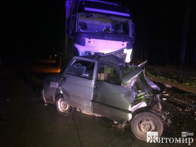 На Олевщині зіштовхнулись ВАЗ та вантажівка: загинув один водій. ФОТО На Олевщині зіштовхнулись ВАЗ та вантажівка: загинув один водій. ФОТО