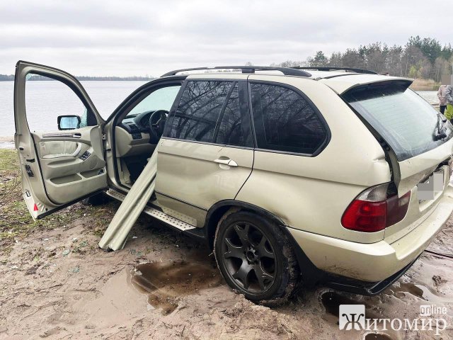 На Рівненщині у Великдень авто з’їхало в озеро, загинули двоє людей. ФОТО На Рівненщині у Великдень авто з’їхало в озеро, загинули двоє людей. ФОТО