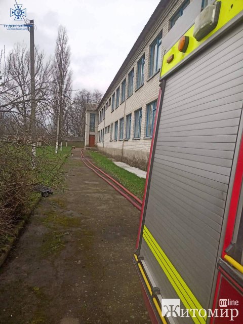 Минулої доби рятувальники Житомирщини відкачували воду з підвального приміщення ліцею. ФОТО Минулої доби рятувальники Житомирщини відкачували воду з підвального приміщення ліцею. ФОТО