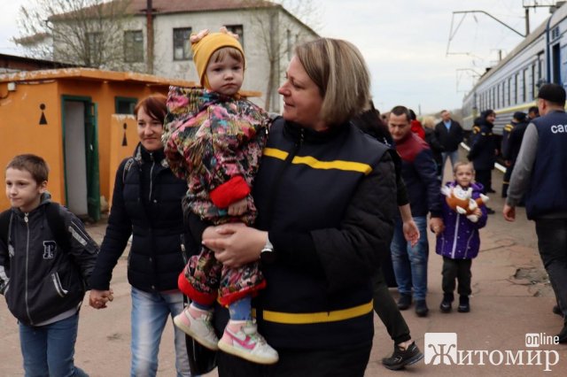 До Житомирської області прибув ще один потяг із евакуйованими жителями Донеччини. ФОТО До Житомирської області прибув ще один потяг із евакуйованими жителями Донеччини. ФОТО