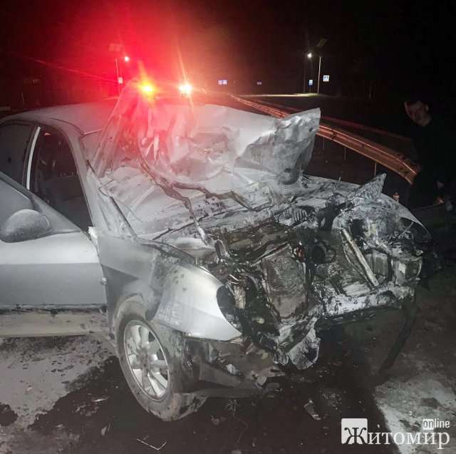 Неподалік Житомира Hyundai врізався у колесовідбійник:  двоє людей у лікарні. ФОТО
