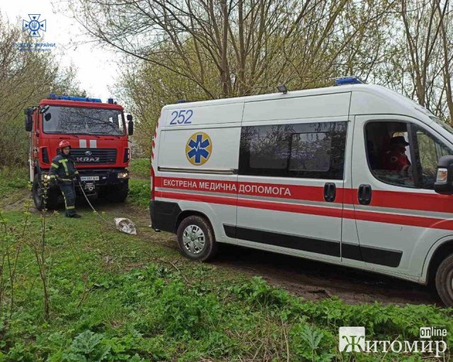 У селі Ружинської громади рятувальники витягували з багнюки "швидку". ФОТО