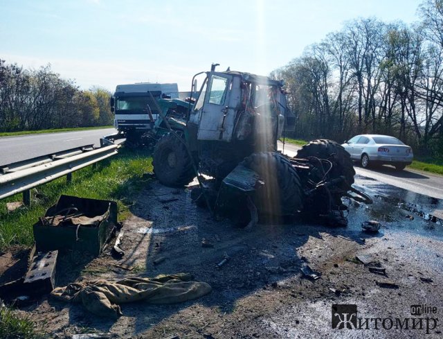 Подробиці ДТП на трасі в Житомирській області: зіткнулися вантажівка і трактор. ФОТО