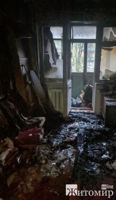 На Небесній сотні в Житомирі горіла квартира у п’ятиповерхівці: рятувальники виявили тіло чоловіка. ФОТО