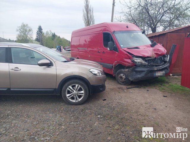 У Коростенському районі бус врізався у Lanos, а потім збив двох велосипедисток: жінки померли в лікарні. ФОТО У Коростенському районі бус врізався у Lanos, а потім збив двох велосипедисток: жінки померли в лікарні. ФОТО