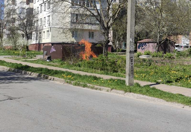 У Житомирі діти палять сухе гілля, яке лишили комунальники. ФОТО У Житомирі діти палять сухе гілля, яке лишили комунальники. ФОТО