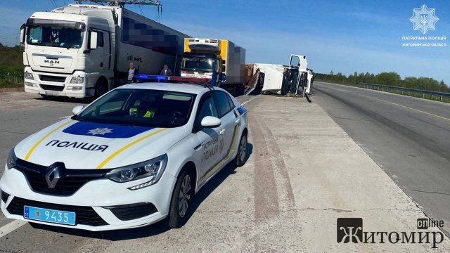 На трасі неподалік Житомира сталася ДТП за участі вантажівки. ФОТО На трасі неподалік Житомира сталася ДТП за участі вантажівки. ФОТО