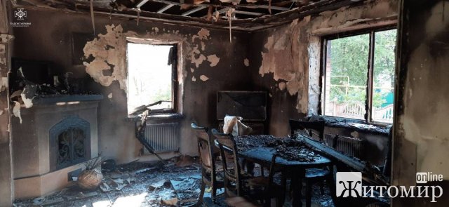 У Звягелі горів двоповерховий дім: постраждало подружжя. ФОТО У Звягелі горів двоповерховий дім: постраждало подружжя. ФОТО