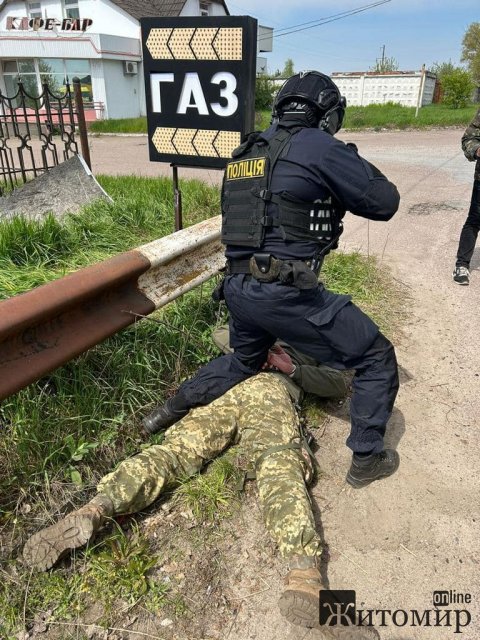 На Житомирщині працівник військкомату разом із подільником торгував боєприпасами. ФОТО. ВІДЕО На Житомирщині працівник військкомату разом із подільником торгував боєприпасами. ФОТО. ВІДЕО
